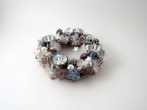 XMAS WREATH T-LIGHT BLUE WITH 4 GLASS CUP HOLDERS