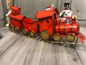CHRISTMAS TRAIN METAL RED WITH 2 CARRIAGES - Image 1
